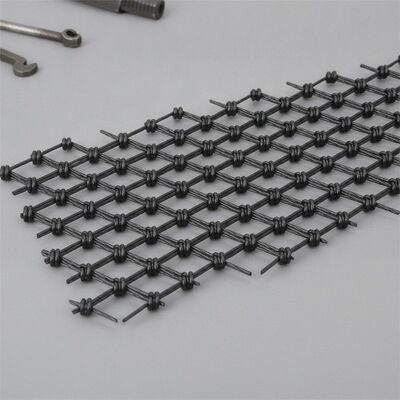 20mm～200mmの開口部と1.2mm～3.2mmのケーブル径を持つ、耐UV黒色酸化ワイヤーロープメッシュ